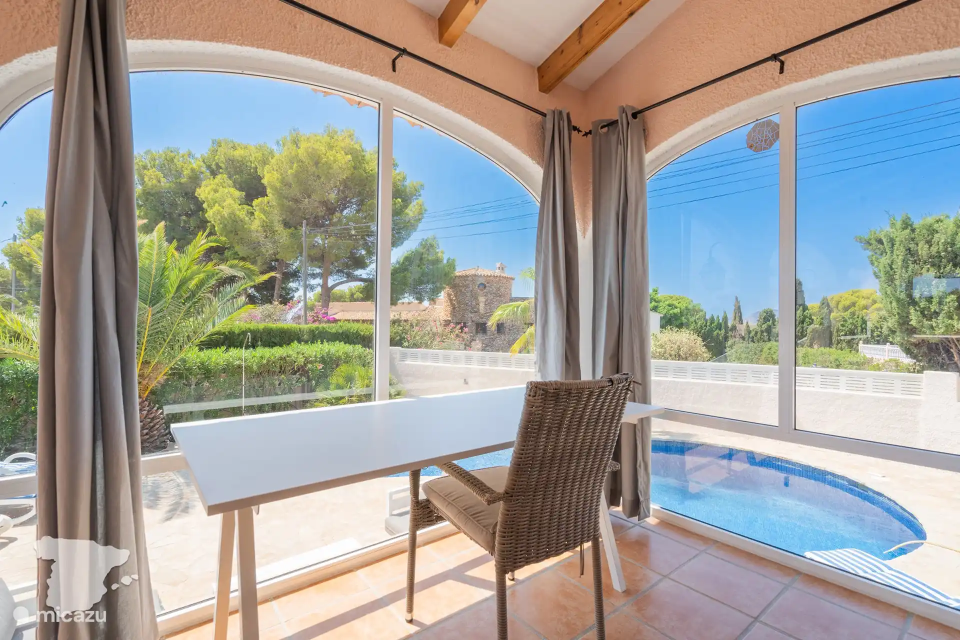 Überdachte Terrasse mit extra Tisch