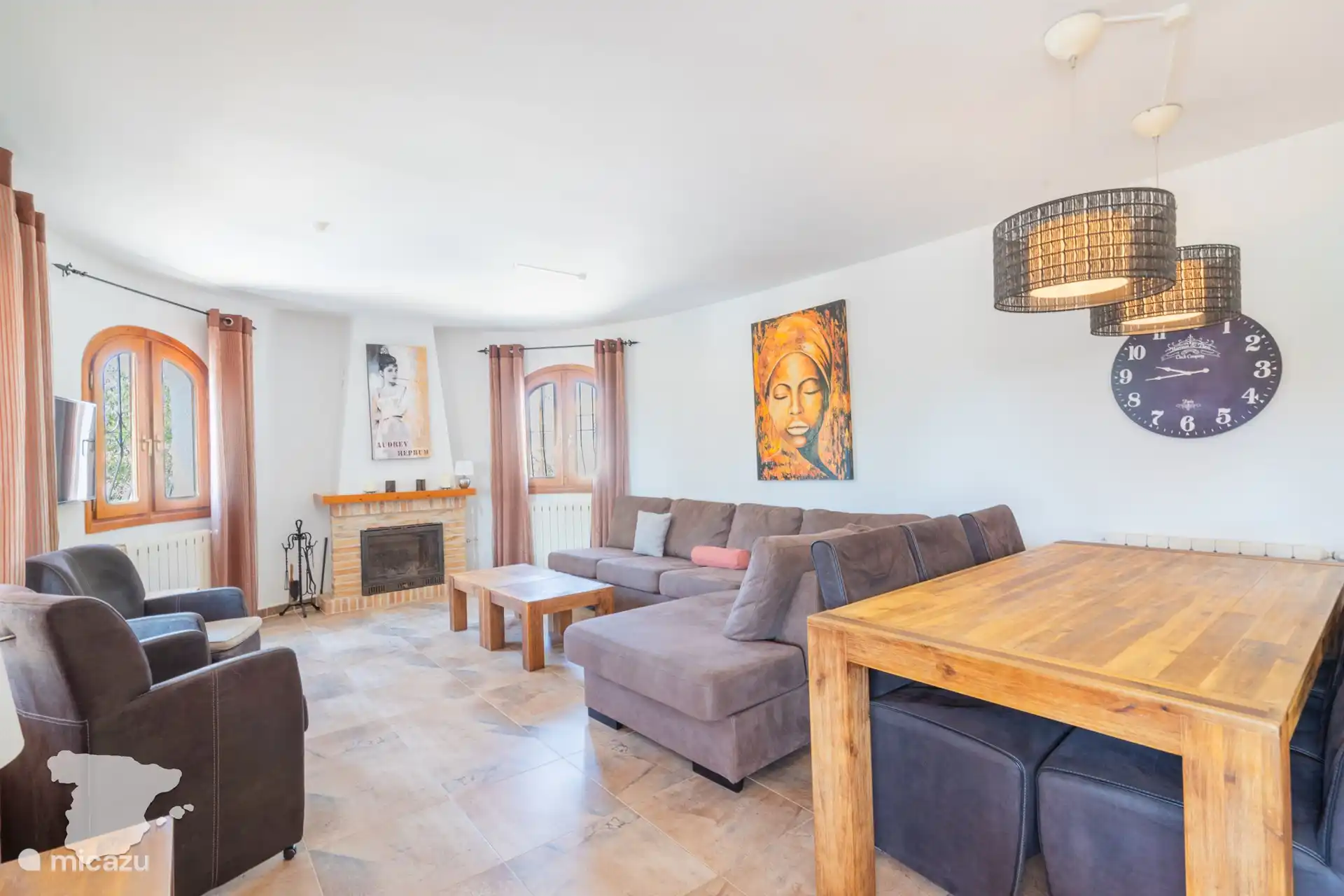 Innen: das offene Wohnzimmer mit Esstisch