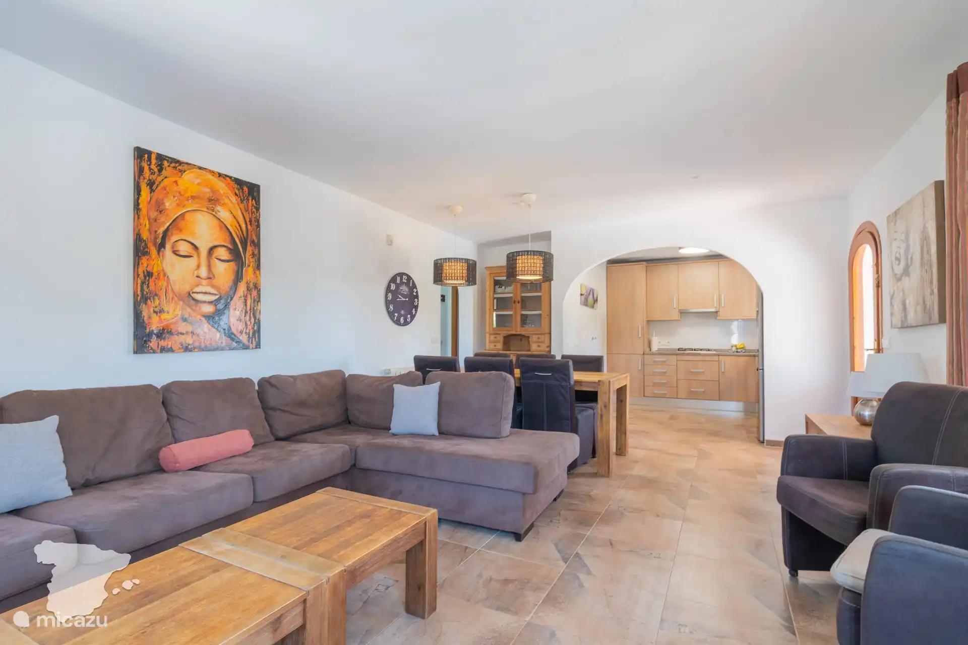 Innen: das offene Wohnzimmer mit Esstisch