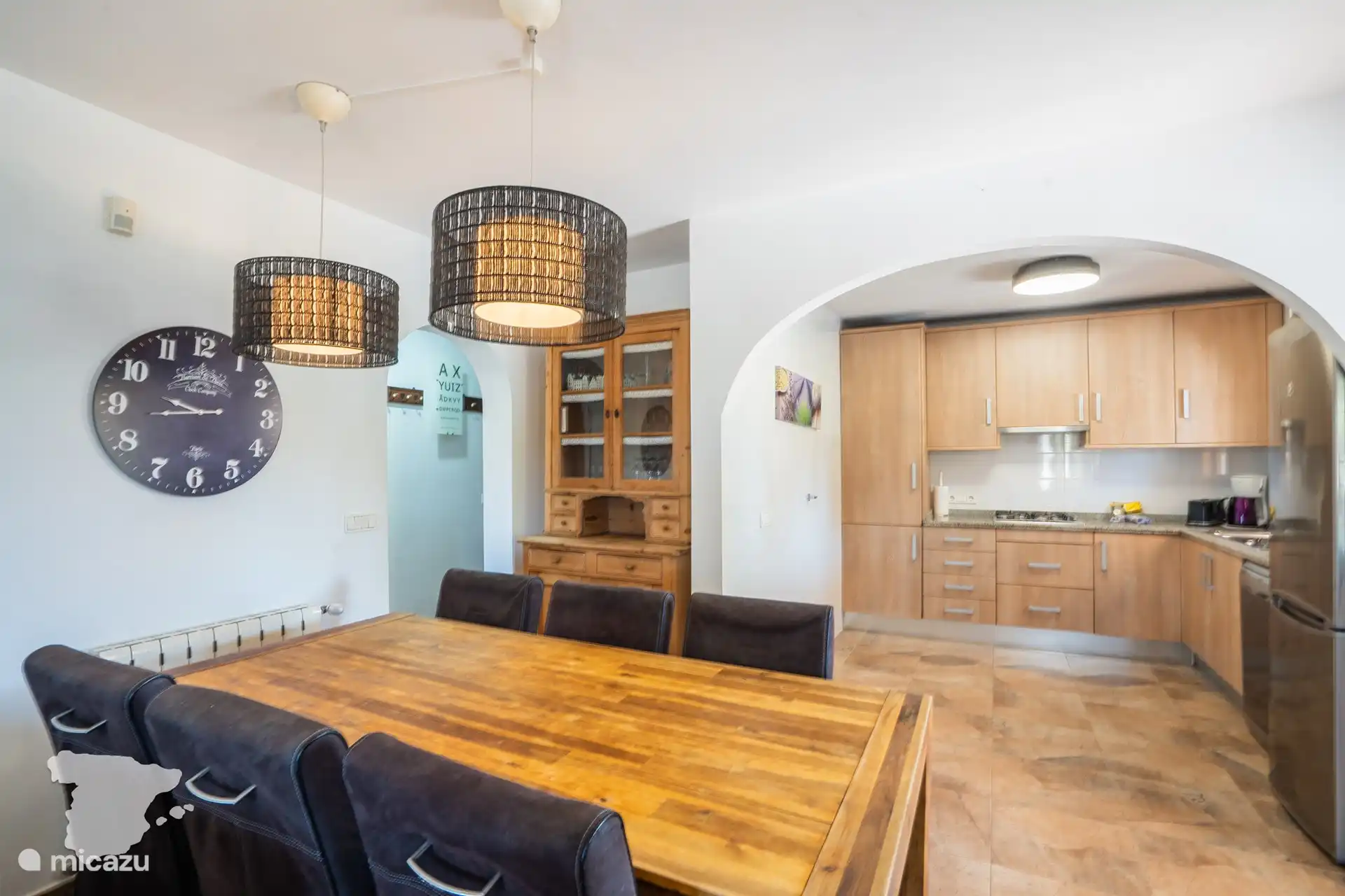 Esstisch und dahinter die Küche