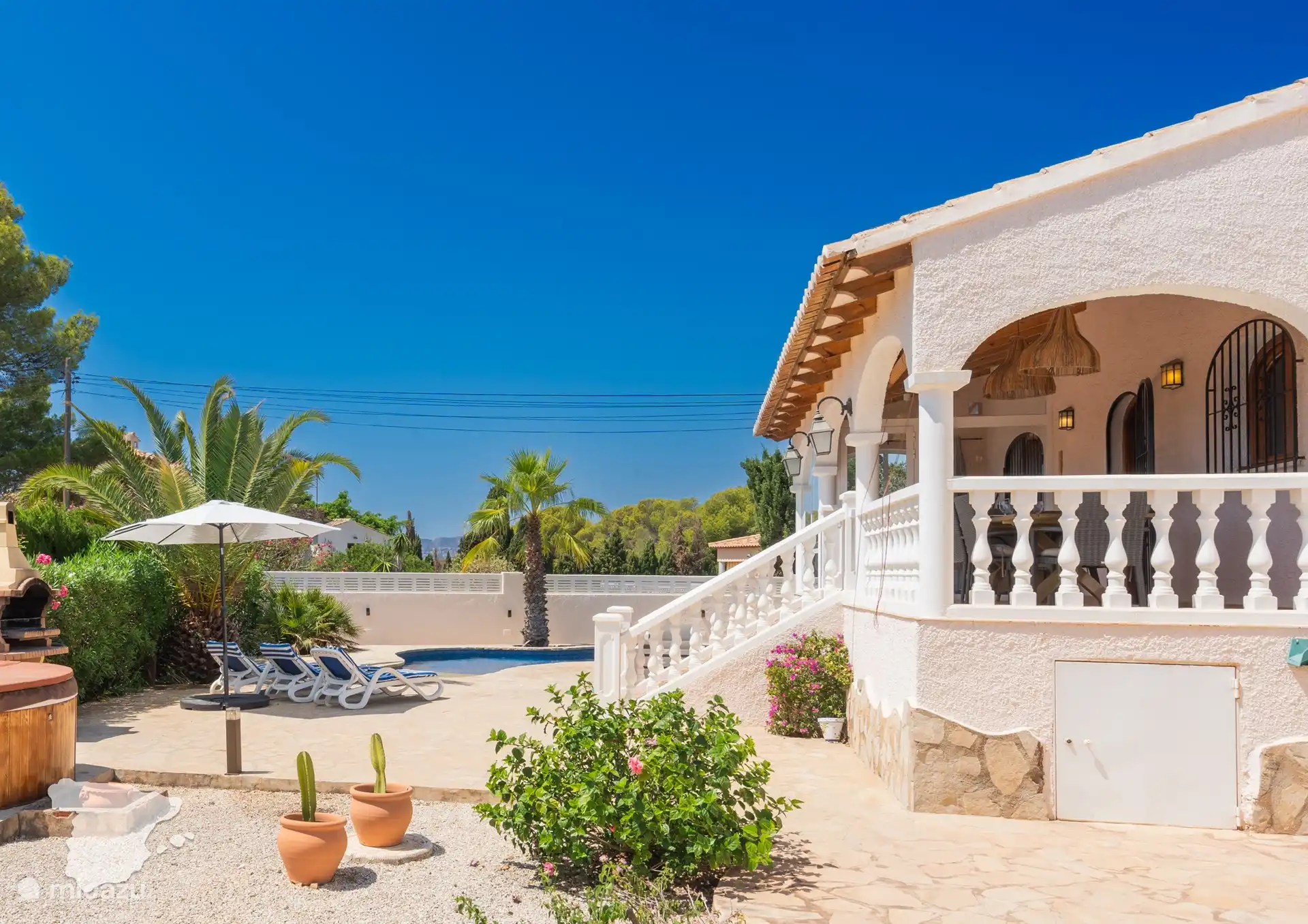 Seitenblick Terrasse und Haus