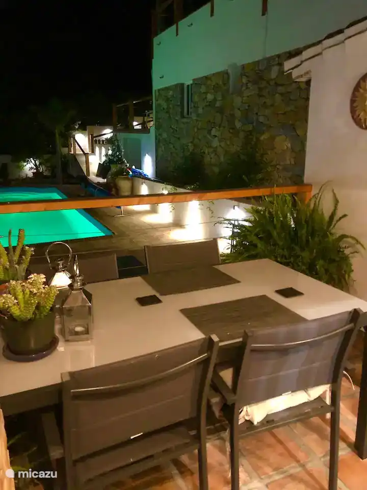 Garden by night: Romantic dining