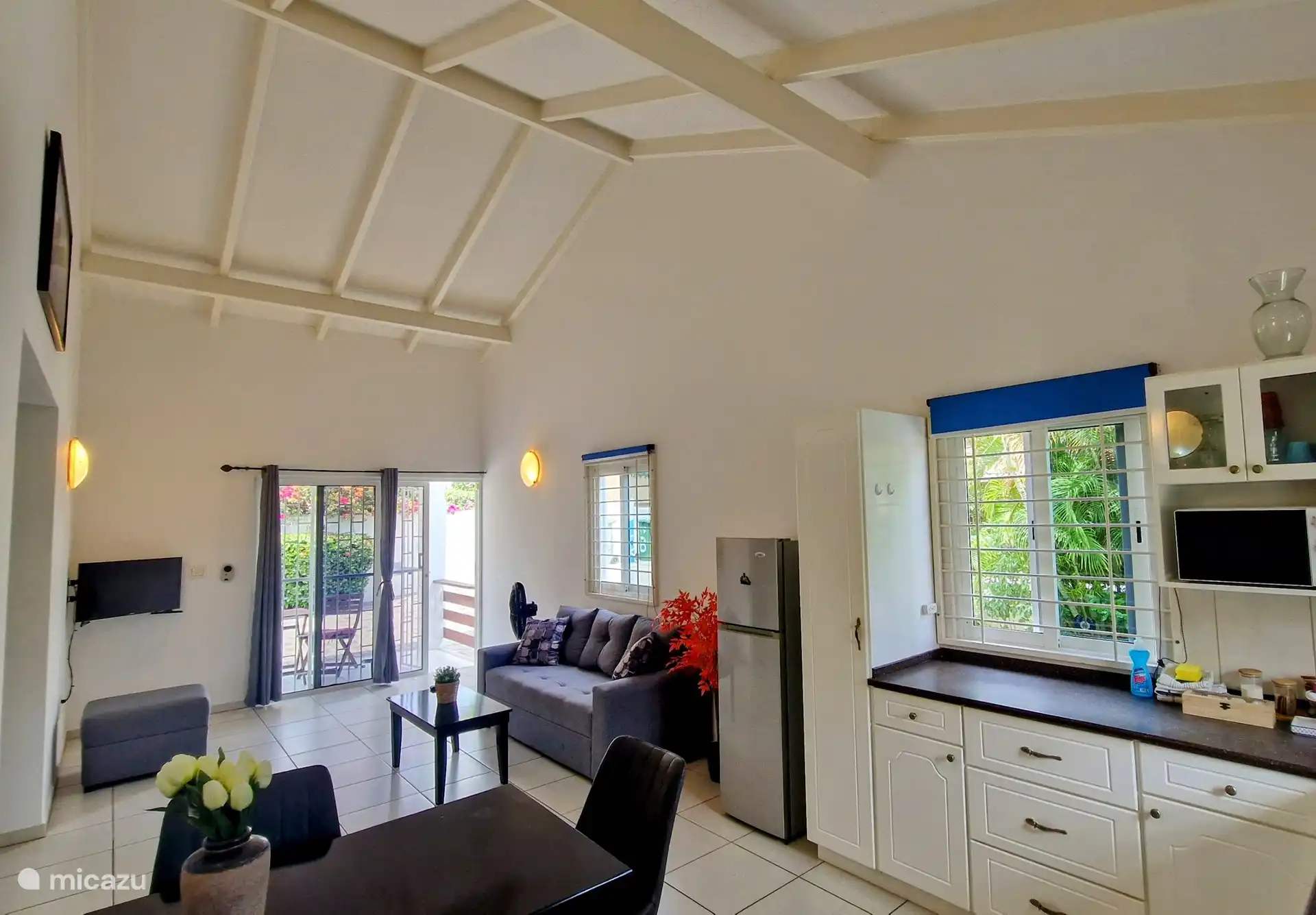 Open kitchen with living room