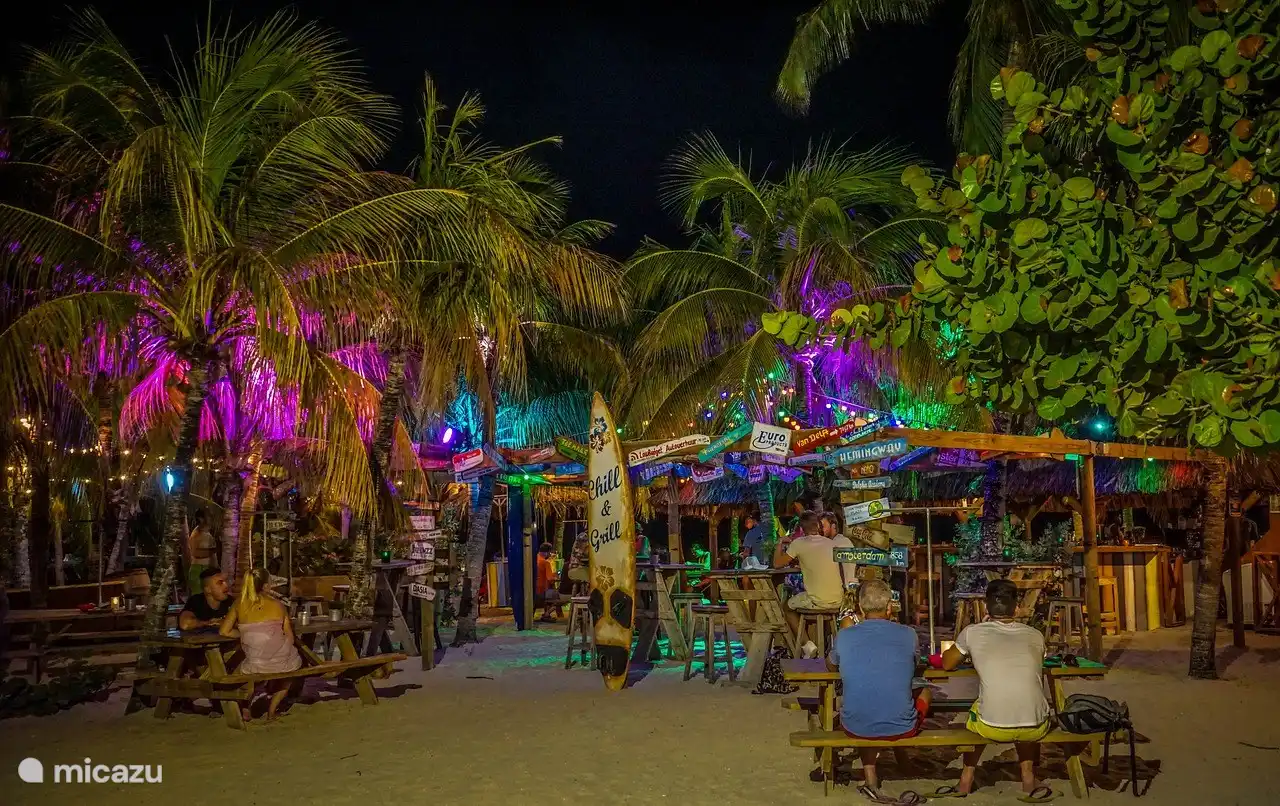 Beach club Chill with fun happy hours