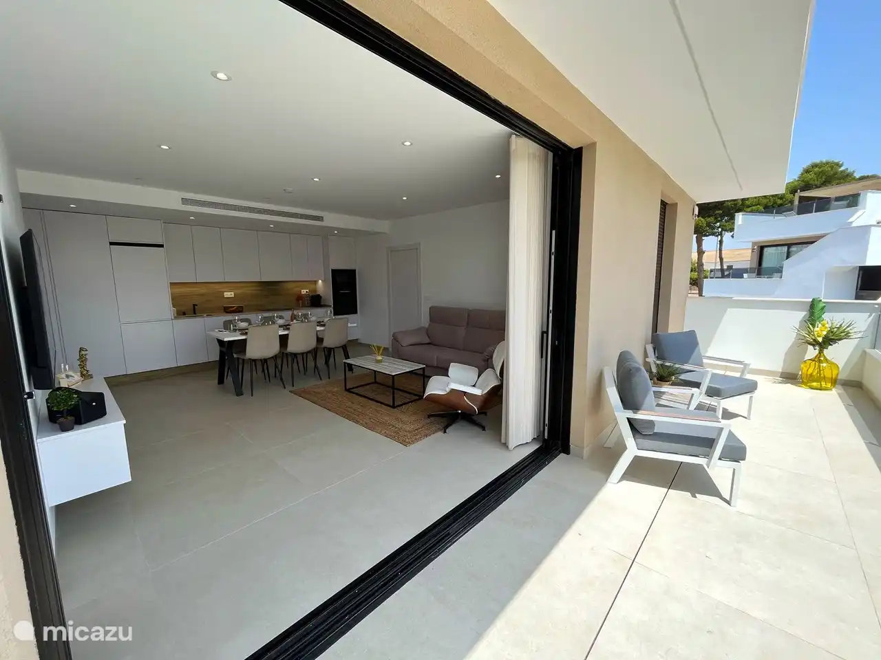 Las puertas correderas pueden entrar completamente en la pared, dándole acceso al salón y a la terraza exterior. ¡Esto da una enorme sensación de espacio!