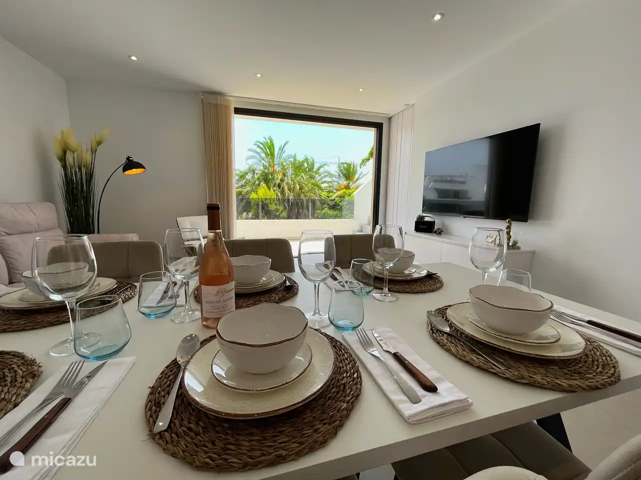 Comer en el interior tampoco es un problema con nuestra cocina totalmente equipada. ¿Vas por un plato sencillo? ¿O prefieres convertir cada comida en una fiesta? Ambas cosas son posibles, ¡sobre todo disfrutar!