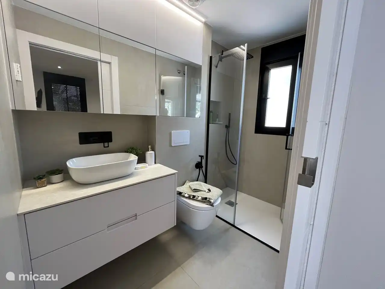 Hay dos baños en la casa.

En la parte superior de la azotea hay una tercera ducha (exterior) y un tercer aseo (adicional).