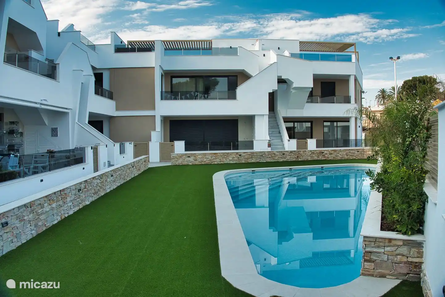 Piscina comunitaria climatizada.
Abierto de 09:00 a 22:00.