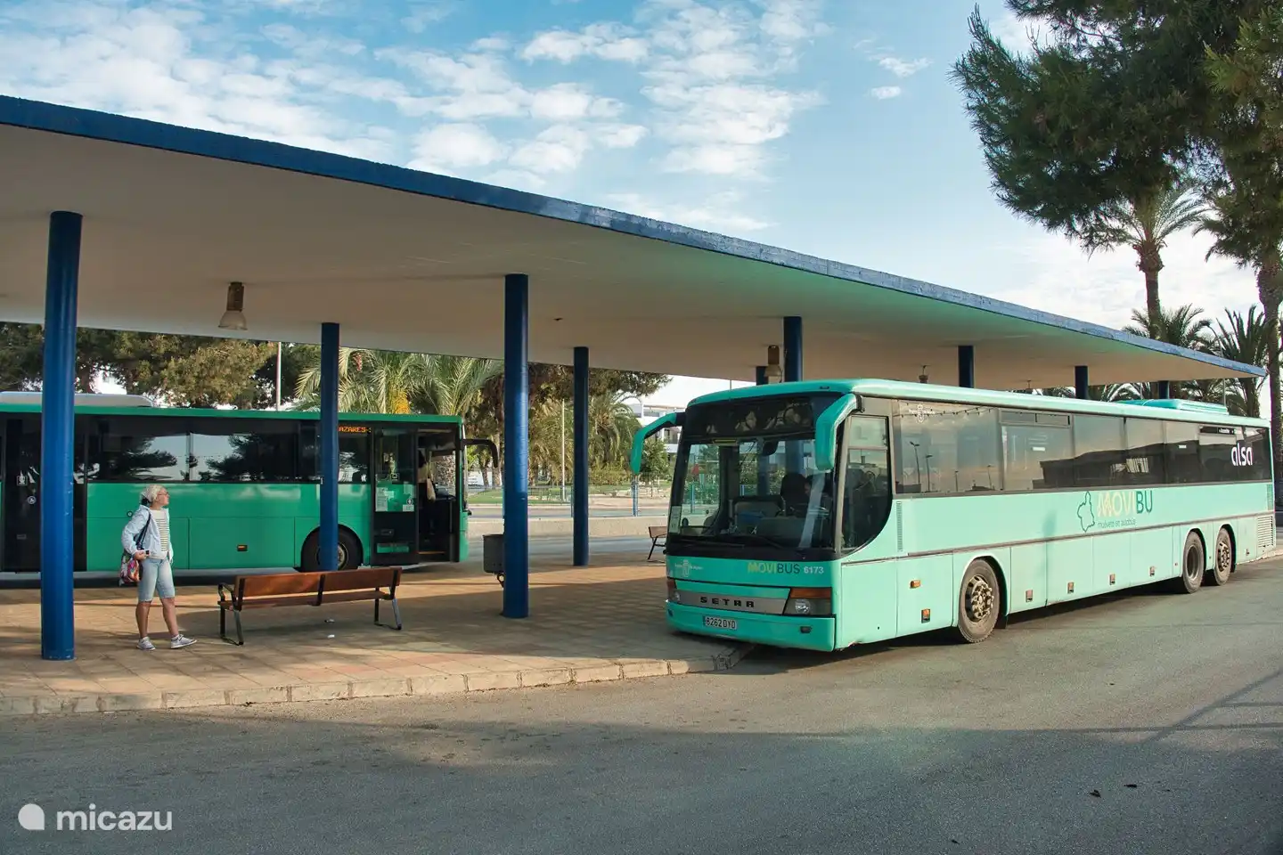 Estación de autobuses a 150 metros de la casa. Ideal si no quieres alquilar un coche.