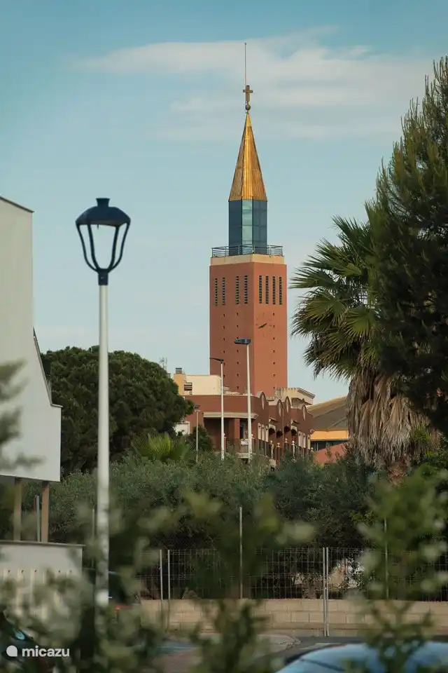 Iglesia.
Todos los lunes por la mañana encontrará aquí un gran mercado con muchos puestos.