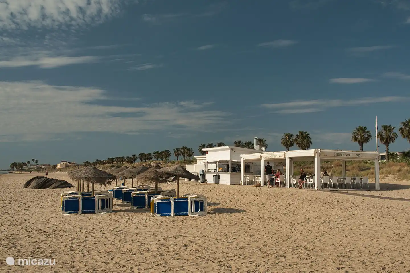 Playa de las Higuericas con un acogedor chiringuito para cócteles y snacks.