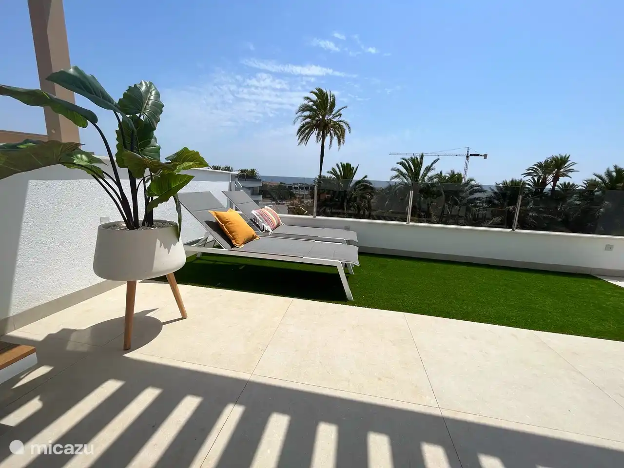 2 cómodas tumbonas donde podrás tomar el sol o relajarte y leer un libro.