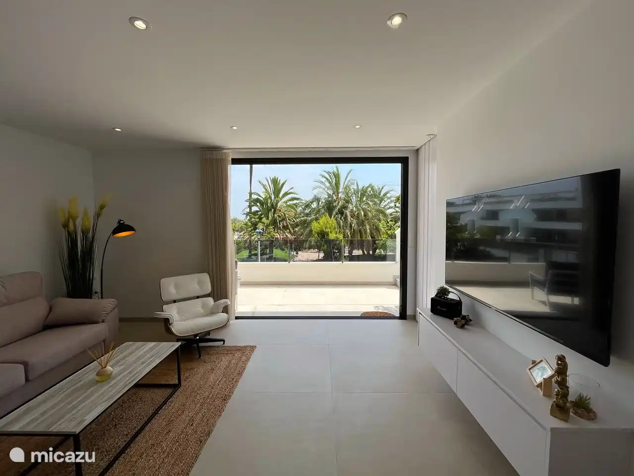 El salón tiene un sofá cama adicional para 2 personas. Esto hace posible alojarse en la casa con 6 personas. El salón tiene una gran televisión inteligente con acceso a Netflix y canales vía satélite.