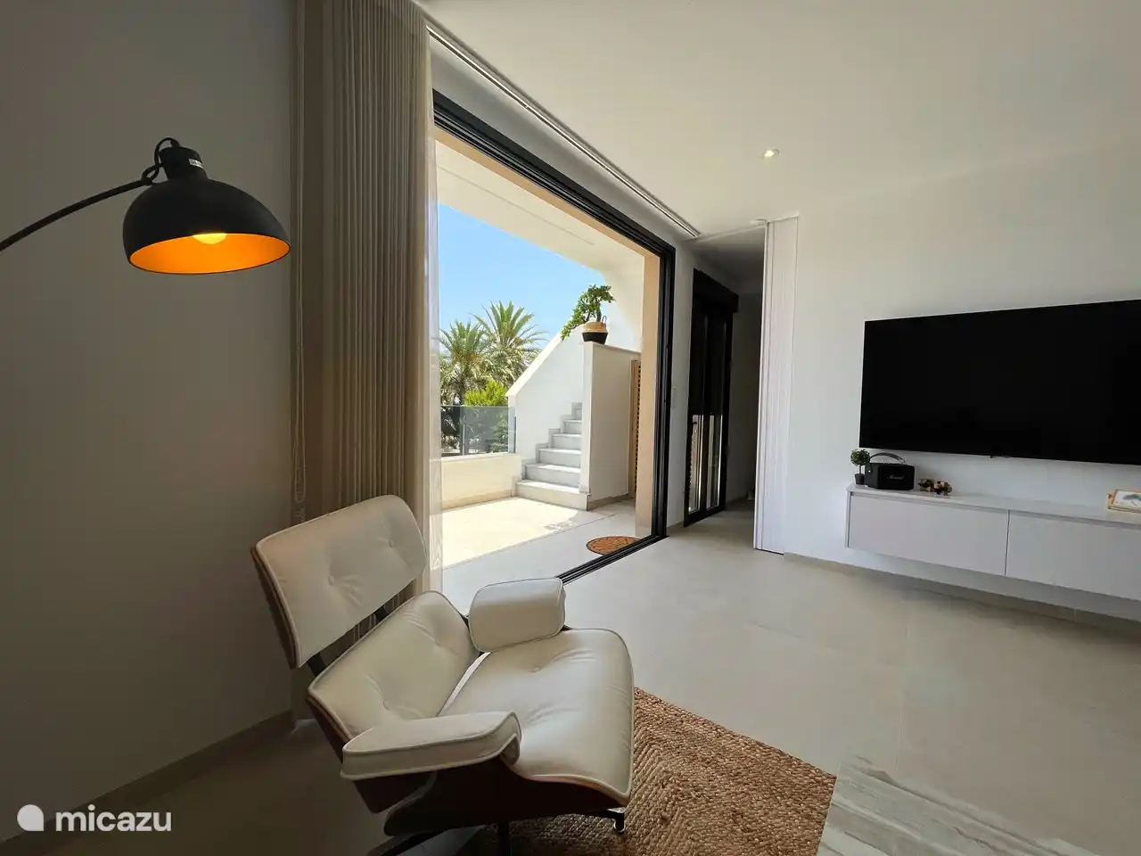 Bonita silla para relajarse o leer un libro.