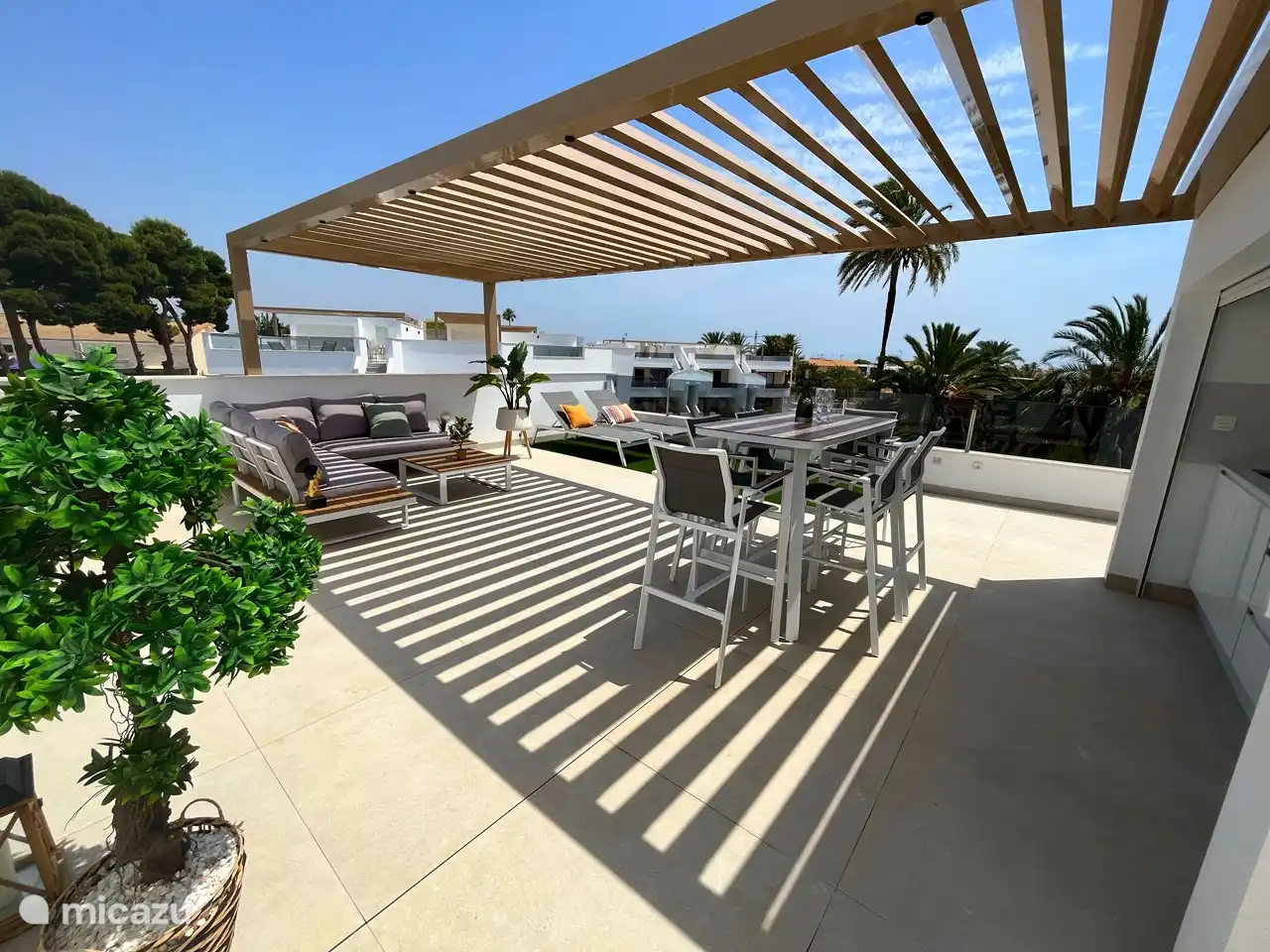 Solárium/azotea.
Podrá tomar una agradable copa en la mesa alta del comedor con una vista impresionante de las palmeras.
La música de fondo también es una opción. ¡El sistema de música incorporado completa el cuadro!