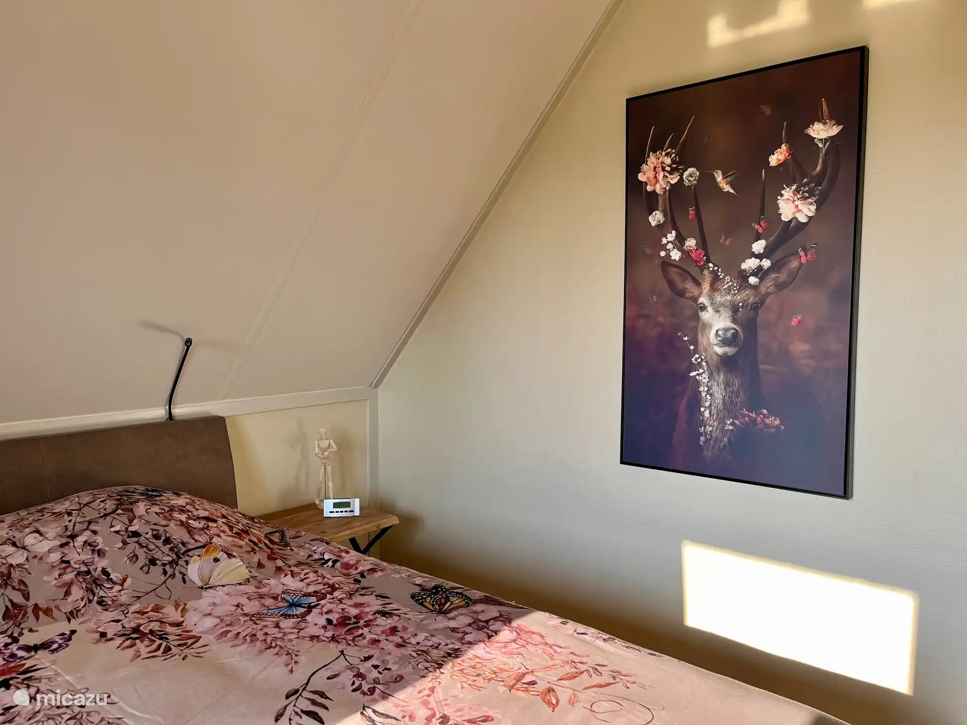 Hauptschlafzimmer mit großem Boxspringbett für 2 Personen 180x210, dimmbaren Leselampen, Innen-/Außenbeleuchtung, geräumigem Kleiderschrank mit Ganzkörperspiegel und Blick über die Wiese.