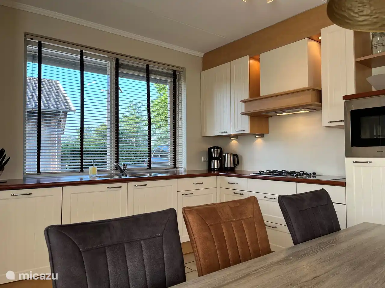 Geräumige, helle, gut ausgestattete offene Küche.