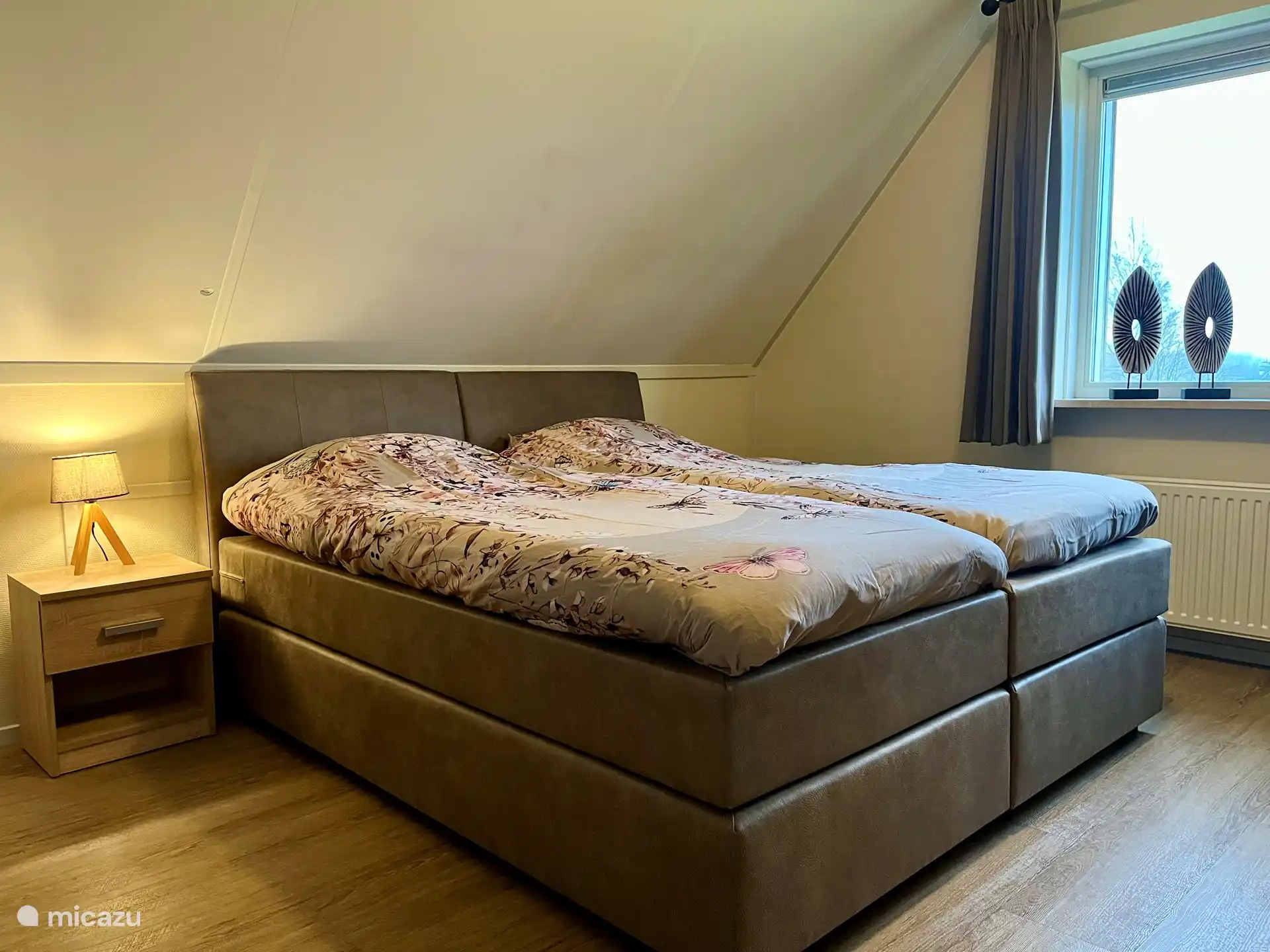 Schlafzimmer 2, 2 Einzel-Boxspringbetten. (90 x 200 Zoll) Kann auch auseinandergeschoben werden.