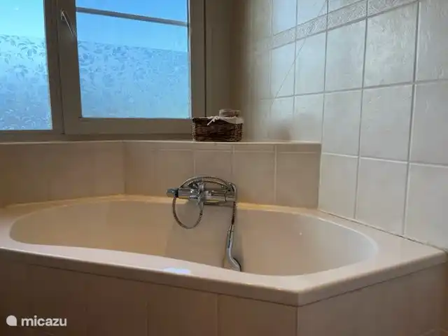 Eckbadewanne, Badezimmer.
