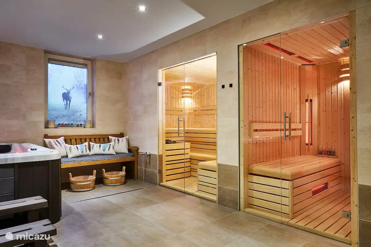 Privater Wellnessbereich mit großzügiger finnischer Sauna, Infrarotsauna, Fußbädern und Whirlpool