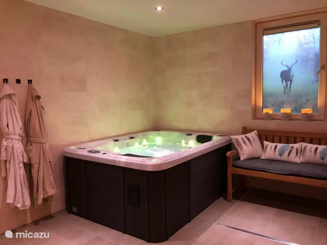 Privater Wellnessbereich, Whirlpool für 3 Personen.