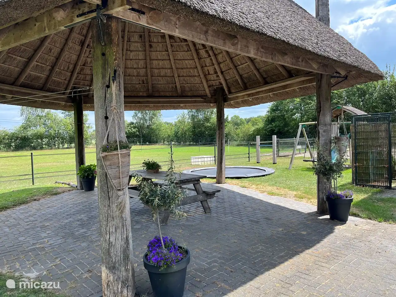 Schönes schattiges Plätzchen unter dem Heuhaufen neben dem Kinderspielplatz.