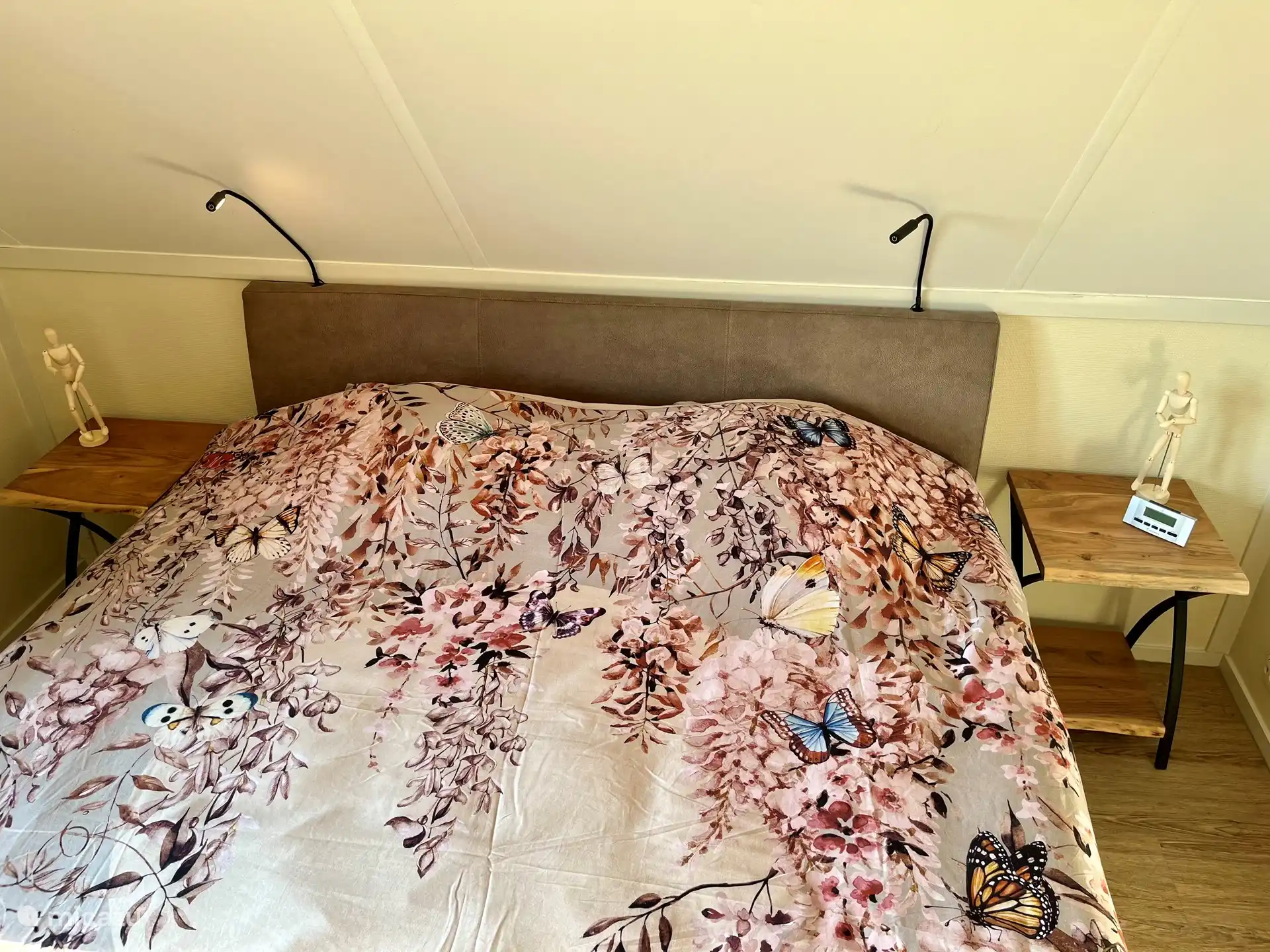 Hauptschlafzimmer mit großem Boxspringbett für 2 Personen 180x210, dimmbaren Leselampen, Innen-/Außenbeleuchtung, geräumigem Kleiderschrank mit Ganzkörperspiegel und Blick über die Wiese.