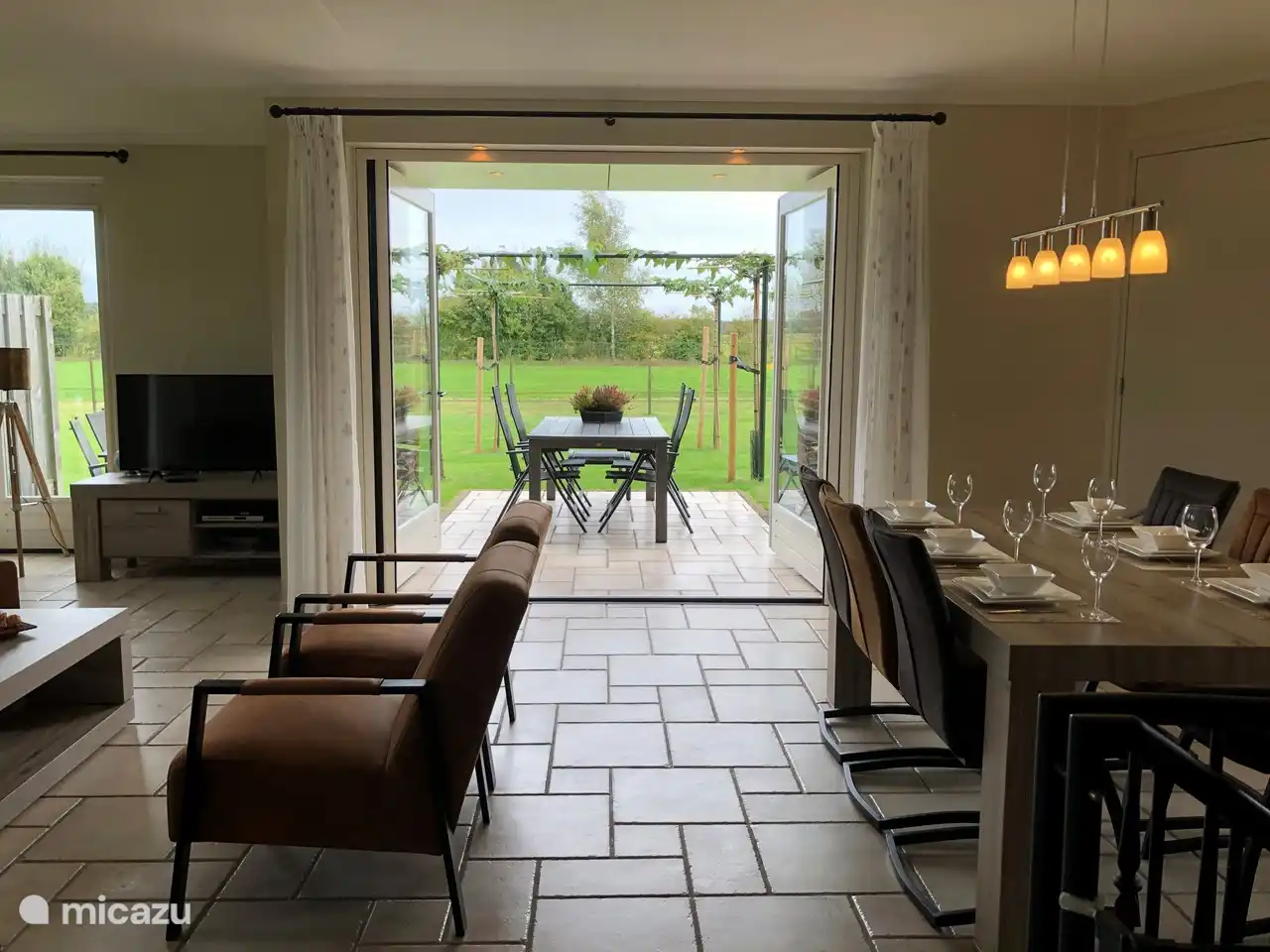 Wohnzimmer mit Terrassentüren zur Terrasse.