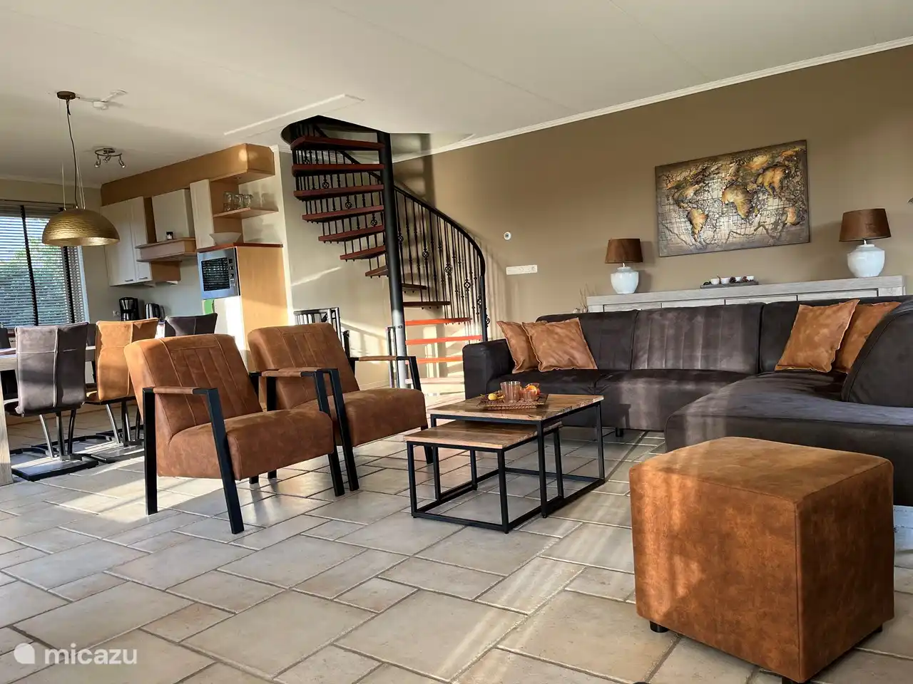 Geräumiges, helles Wohnzimmer mit Fliesenboden und Sitzheizung.