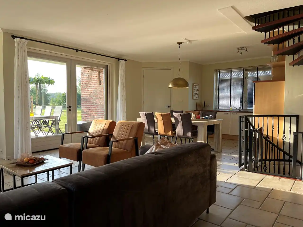 Geräumiges, helles Wohnzimmer mit Fliesenboden und Sitzheizung.