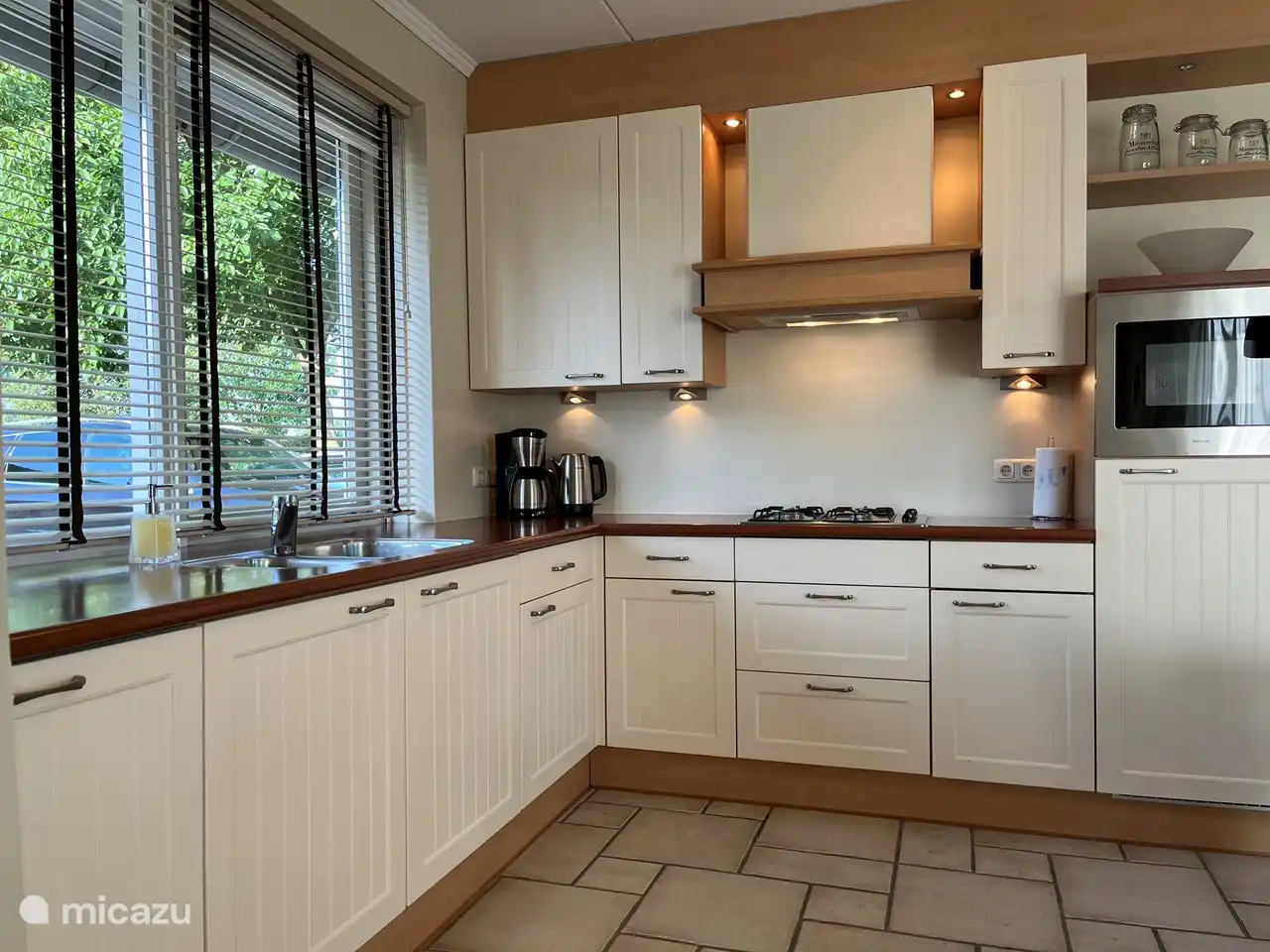 Gut ausgestattete, helle, geräumige, offene Küche.