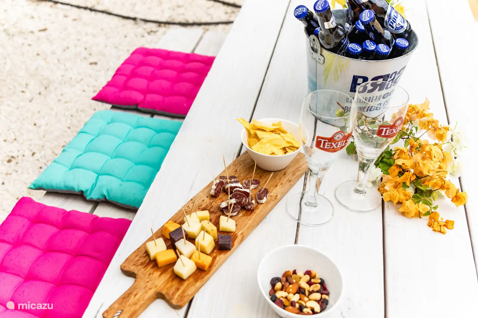 Backyard with picnic bench where you can also enjoy a delicious bbq in the afternoon?