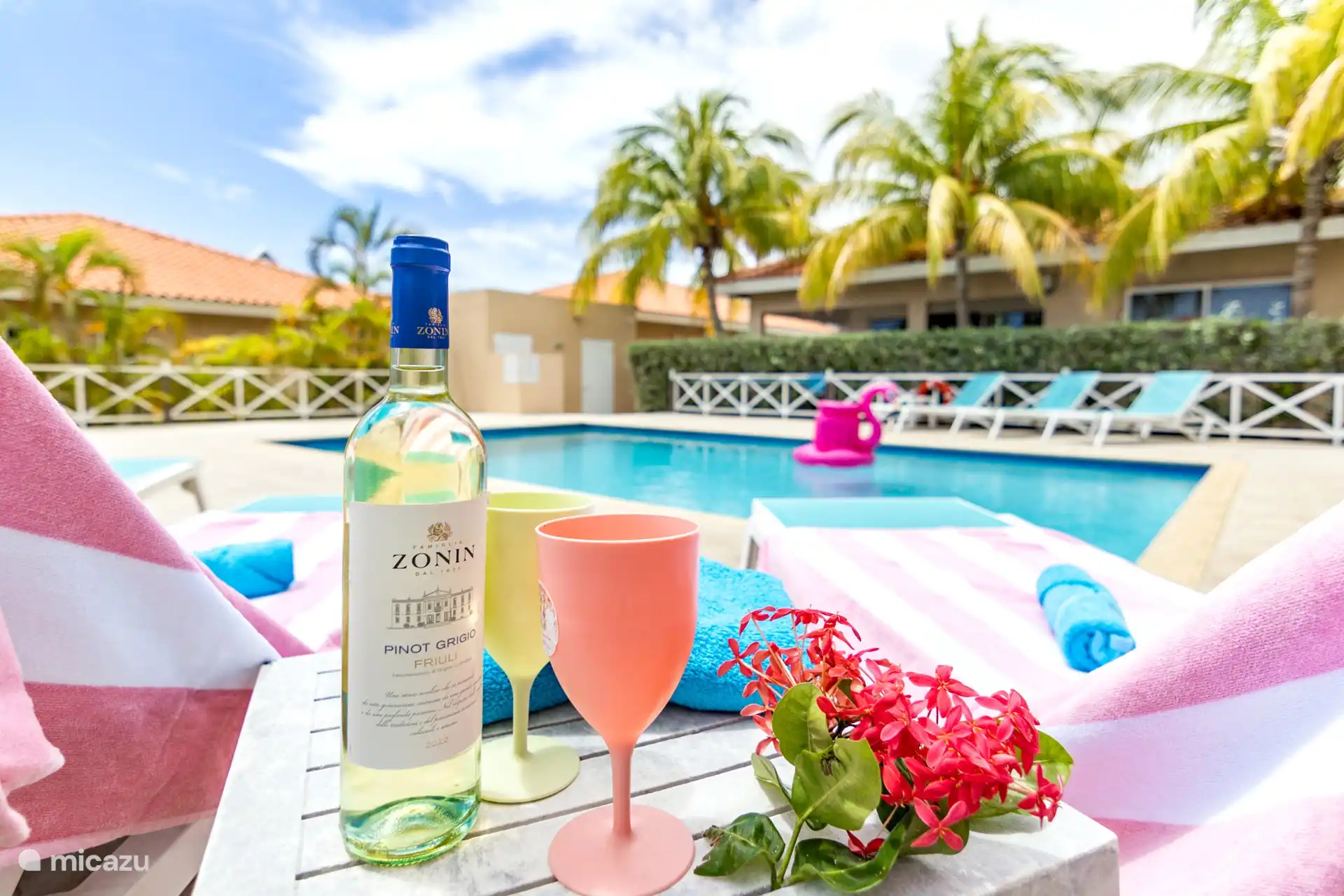 Relax by the pool. Real holiday feeling