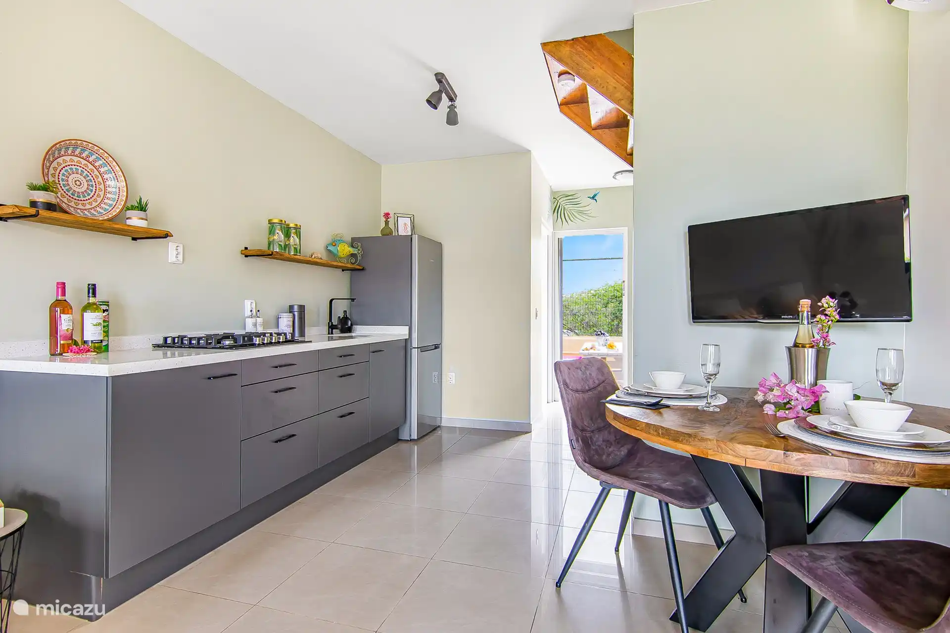 Kitchen and cozy dining table 