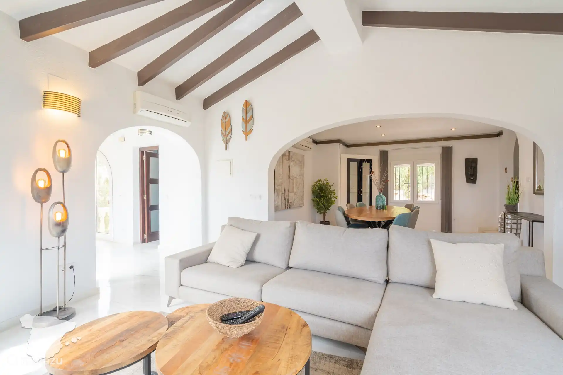 Wohnzimmer im Obergeschoss – mit Sofa und TV