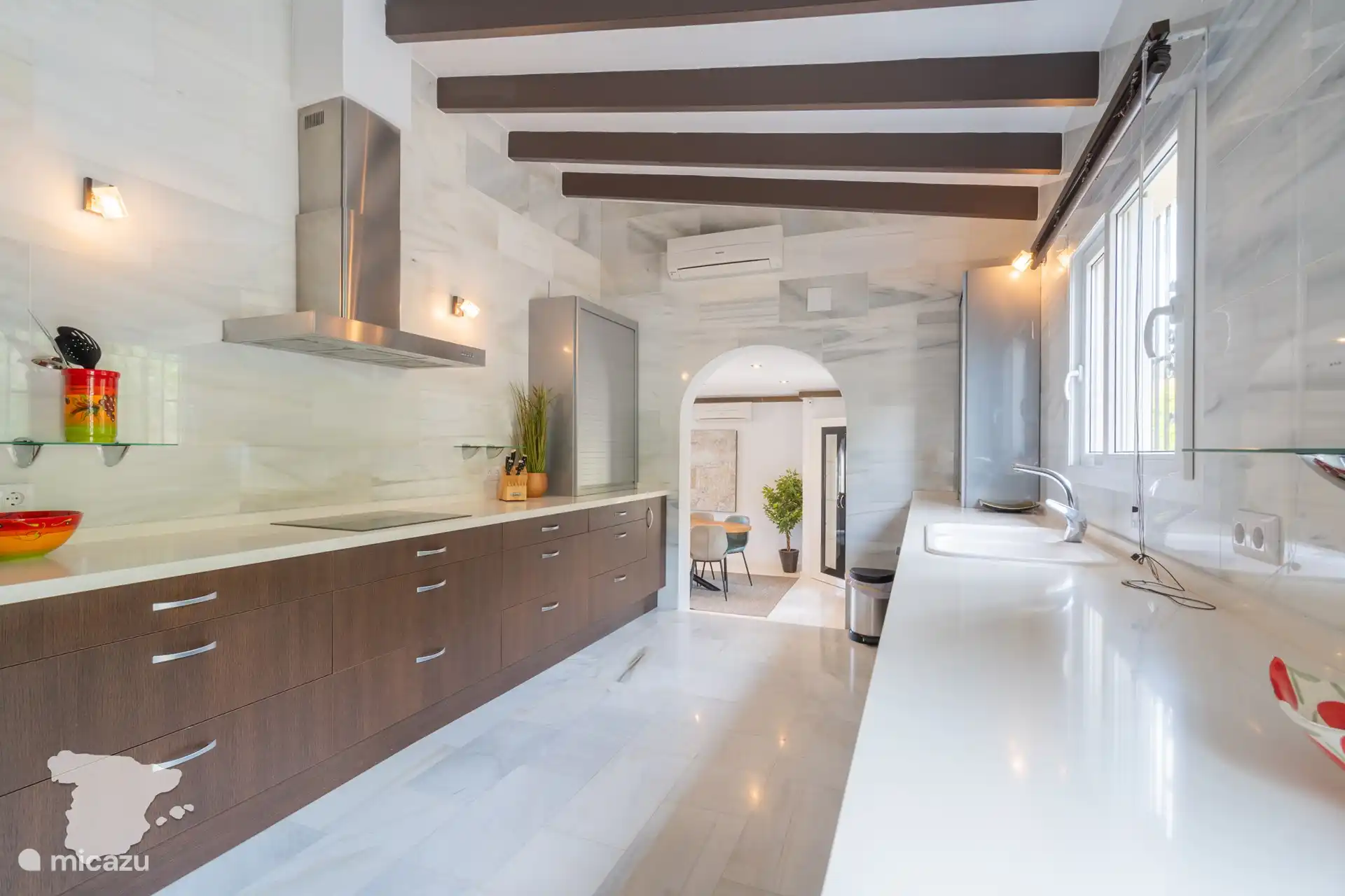 Voll ausgestattete und geräumige Küche