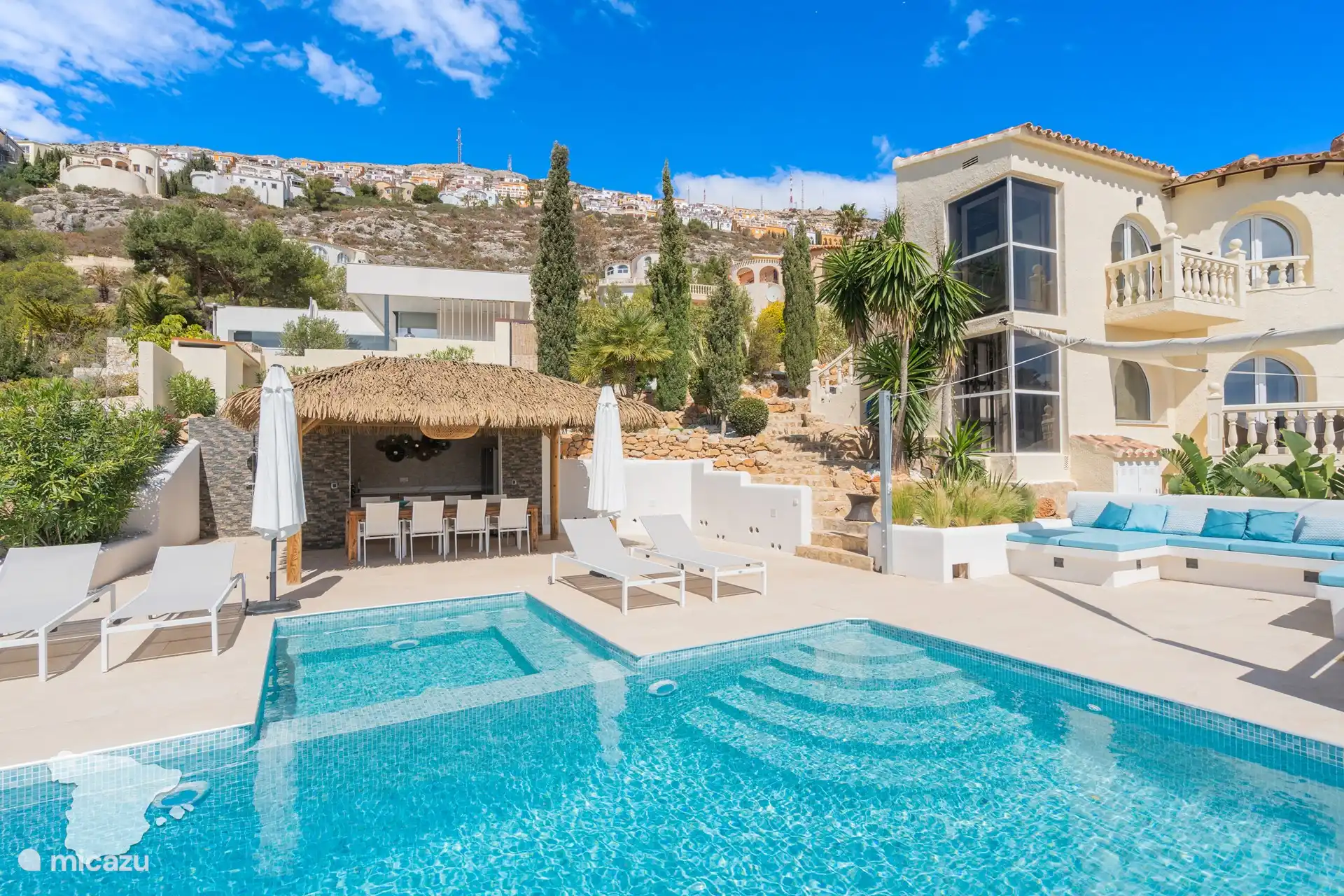 Privater Pool mit Außenküche