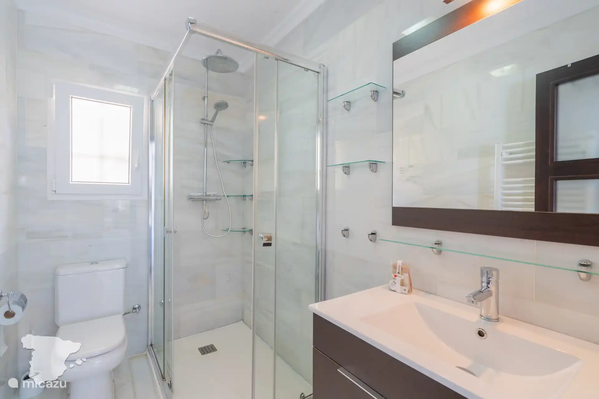 Ensuite-Badezimmer von Schlafzimmer 2