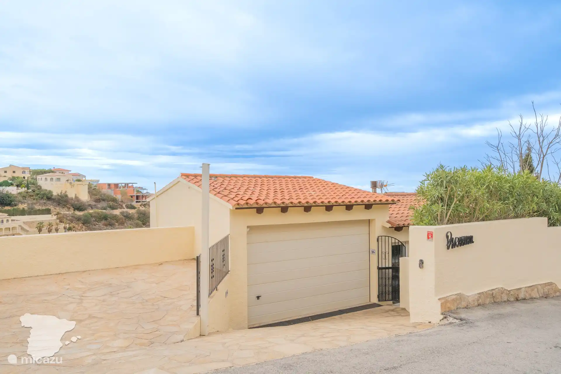 Eingang von der Straße.