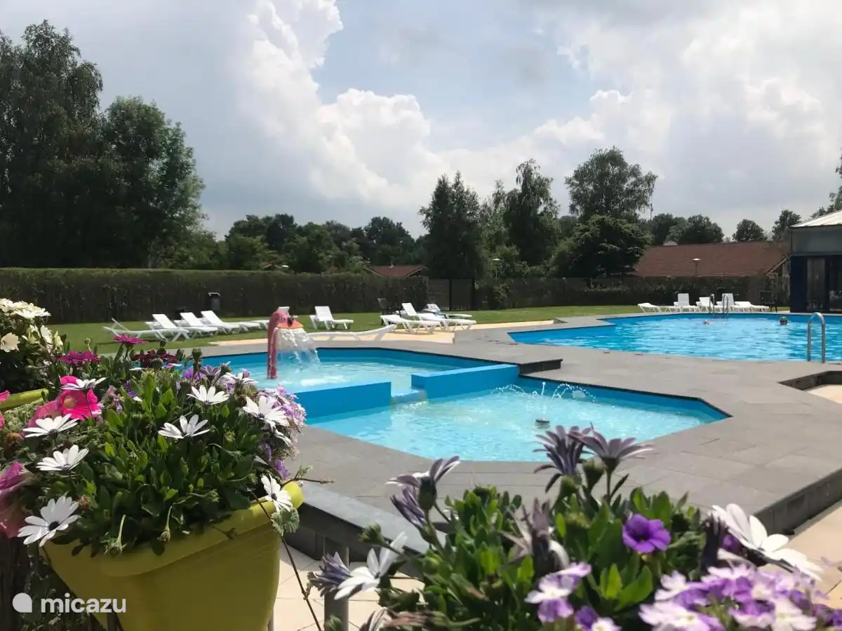 Die Außenpools (ein Planschbecken und ein Tiefbecken) mit kleiner Liegewiese und Tiki-Bar.