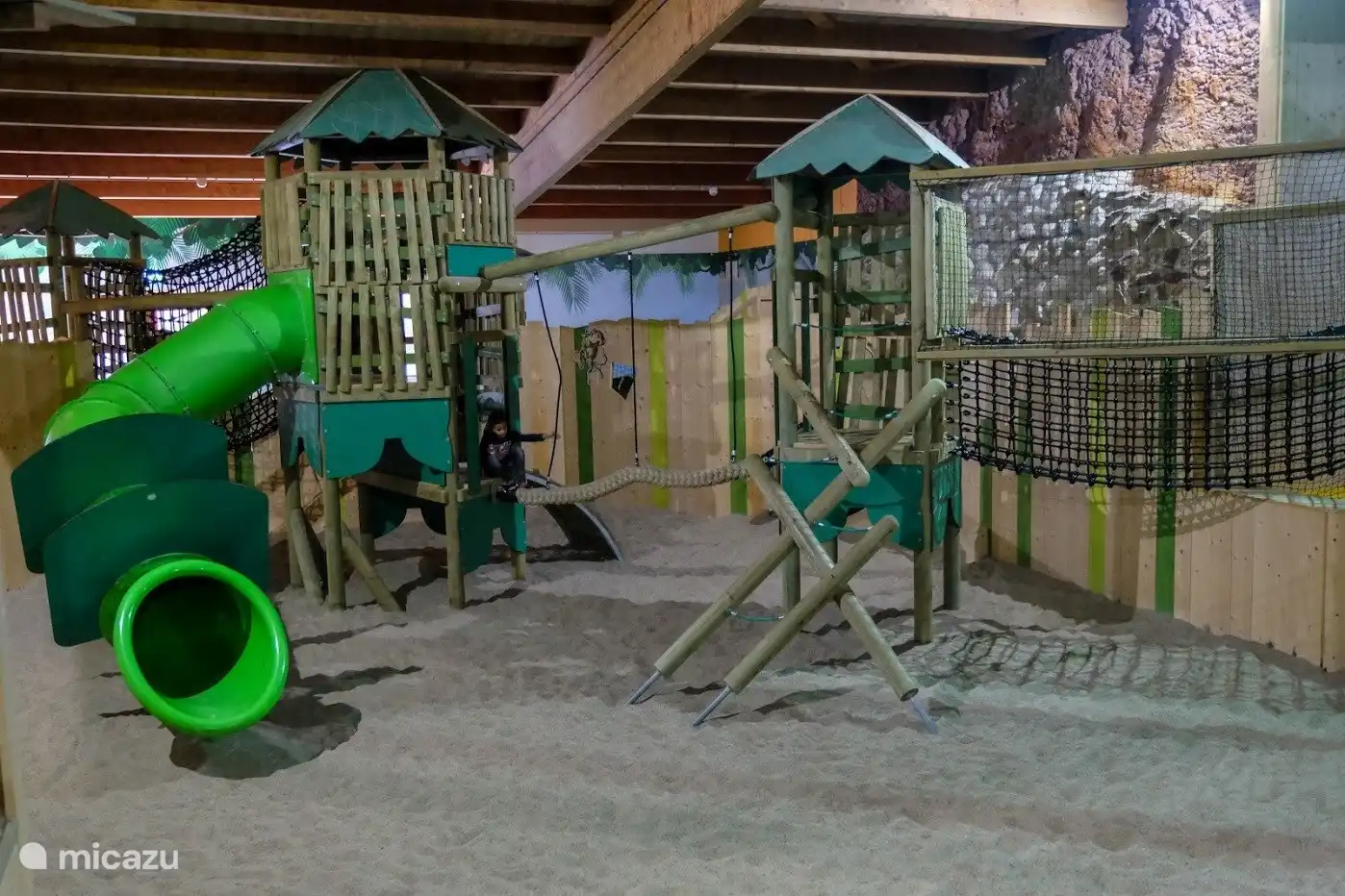 Der verrückte Affen-Dschungel! Eine große Indoor-Spielhalle voller Kletter- und Kletterobjekte.