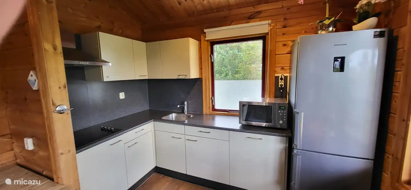 Die Küche. Ausgestattet mit allen notwendigen Annehmlichkeiten wie einem geräumigen Kühlschrank mit Gefrierfach, einem Geschirrspüler und einem Kochfeld.