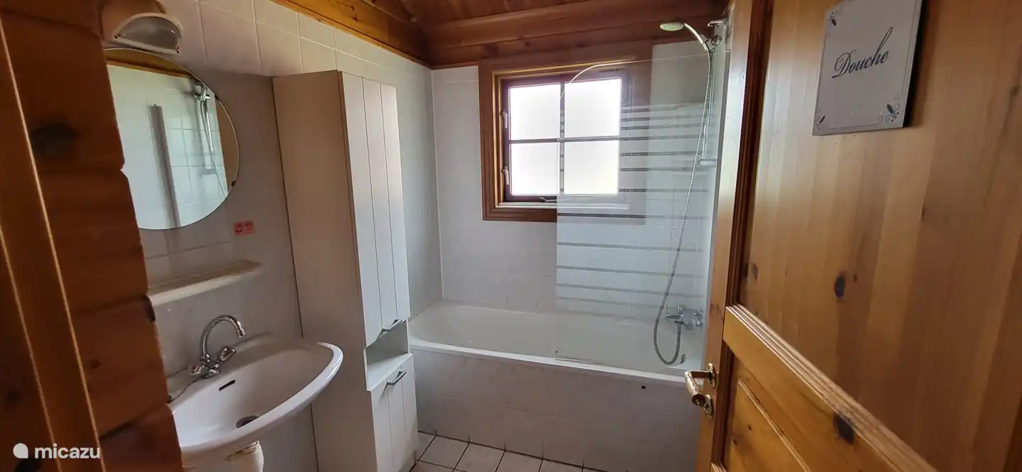 Ein Badezimmer mit Dusche, Badewanne und Waschbecken.