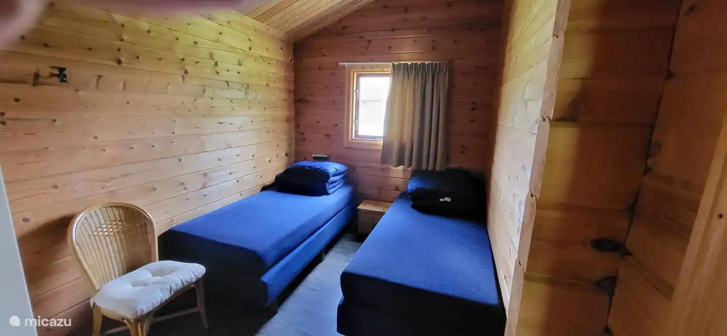 Schlafzimmer 1. Bestehend aus 2 separaten Boxspringbetten, einem Schrank und einem Waschbecken.