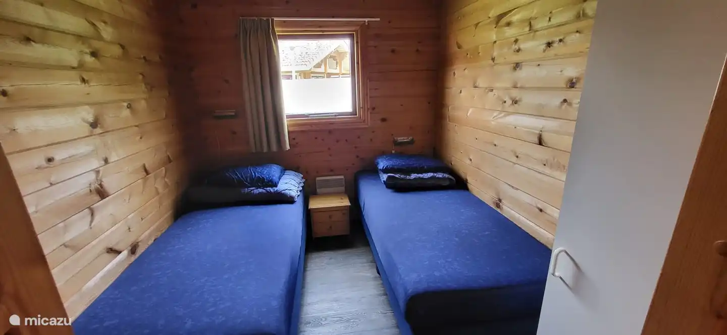 Schlafzimmer 3. Bestehend aus 2 Boxspringbetten und einem Kleiderschrank