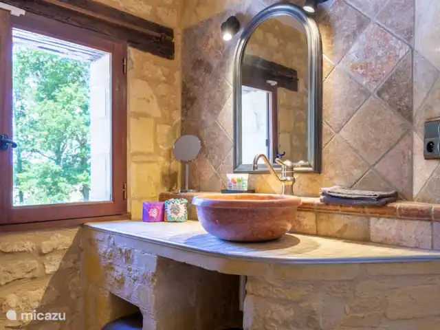 Maison de vacances de luxe avec piscine chaude | France, Dordogne, Rampieux - maison de vacances Salle de bain attenante à la chambre 1, avec douche et WC