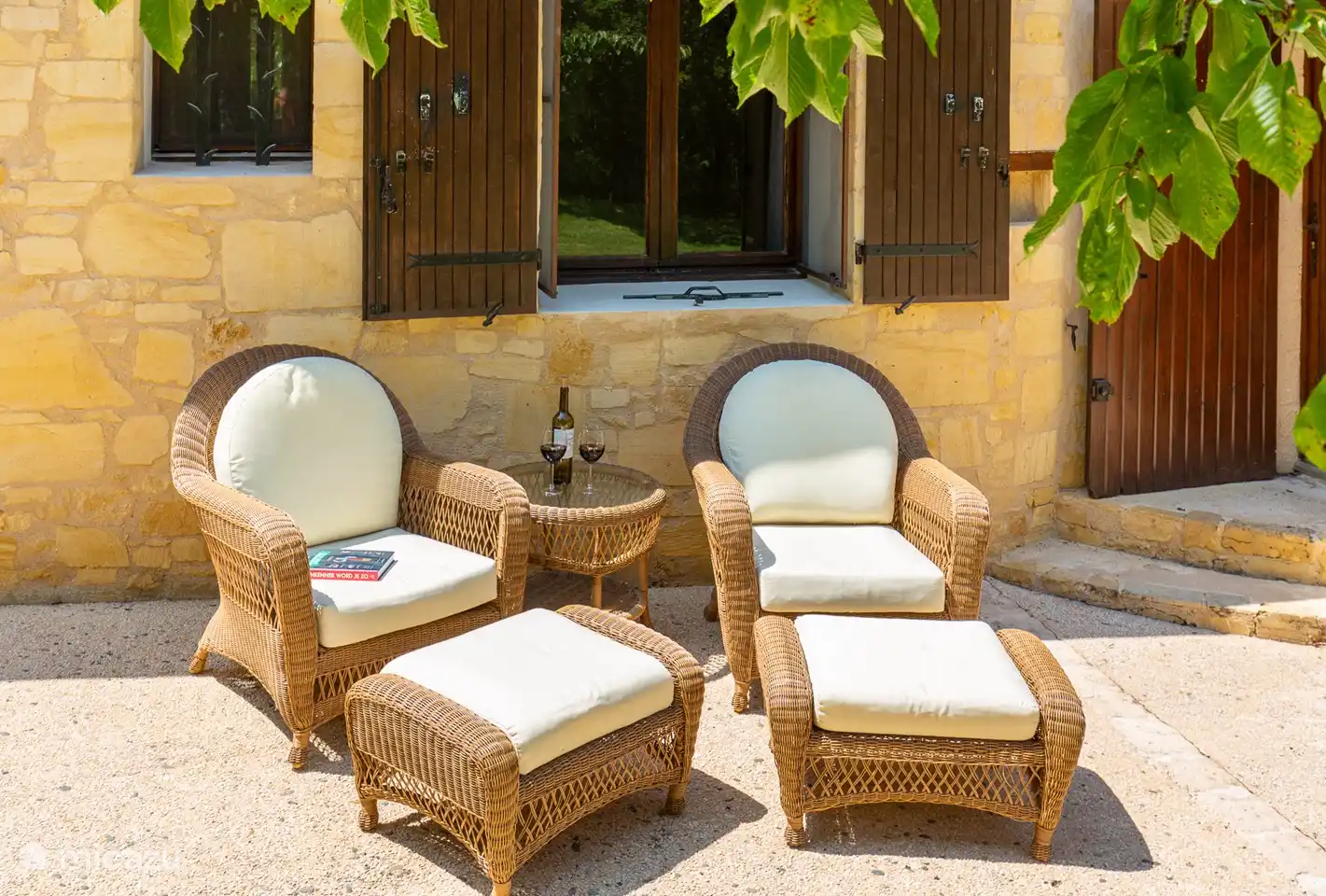 Relaxecke an der Hausseite, die Sie auch von Schlafzimmer 1 aus erreichen.