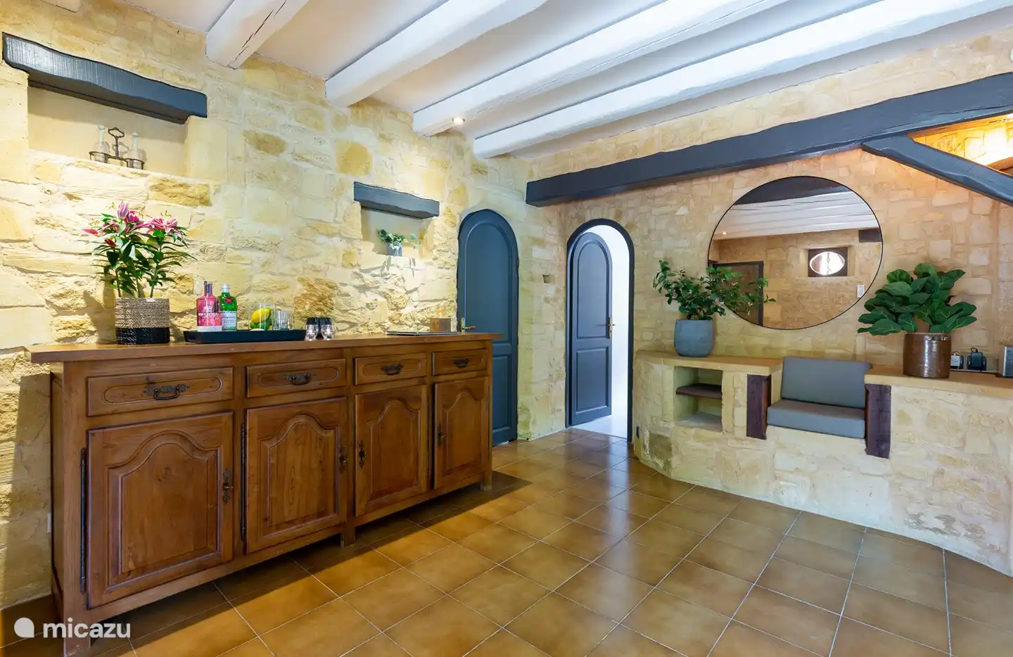 Kommode mit Brettspielen im Erdgeschoss