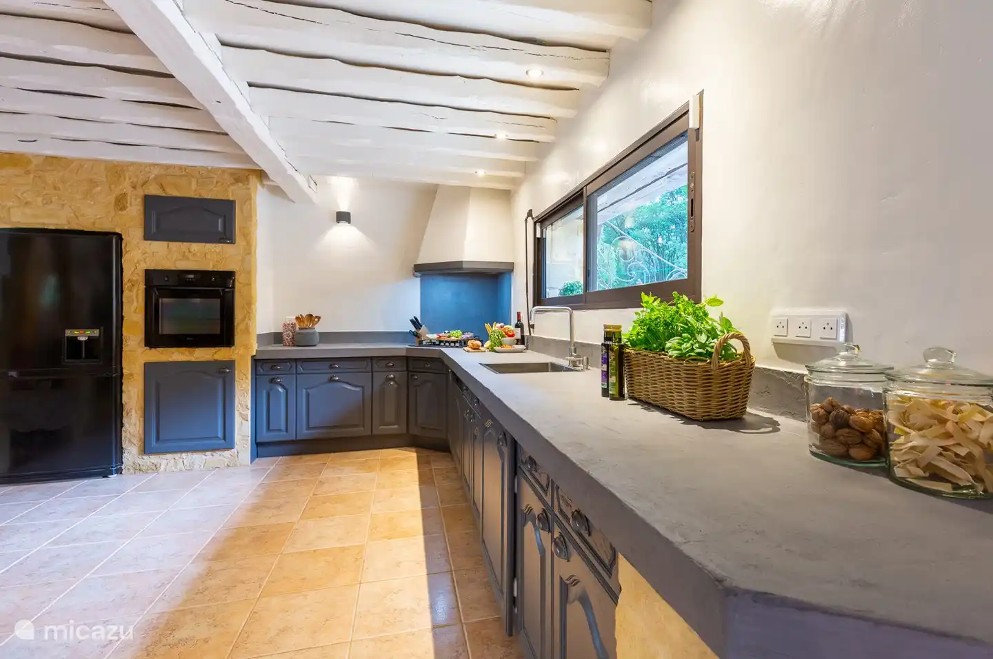 Küche im Erdgeschoss mit Geschirrspüler, Backofen, amerikanischem Kühlschrank, Waschmaschine, 4-Platten-Herd, Nespresso.