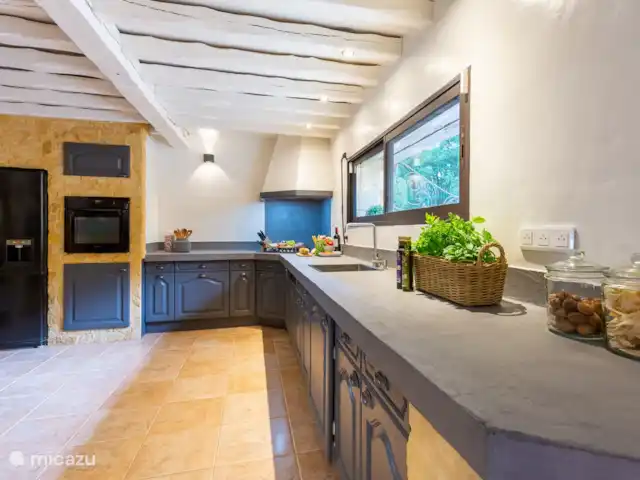 Maison de vacances de luxe avec piscine chaude | France, Dordogne, Rampieux - maison de vacances Cuisine en bas avec lave-vaisselle, four, frigo américain, lave-linge, plaque 4 feux, Nespresso.